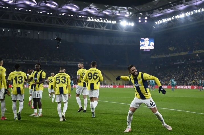 AFP/OZAN KOSE RAYAKAN GOL: Gelandang Fenerbahce Dusan Tadic (kanan) merayakan gol dalam pertandingan leg pertama playoff fase gugur Liga Europa antara Fenerbahce SK dan Anderlecht di Stadion Sukru Sa