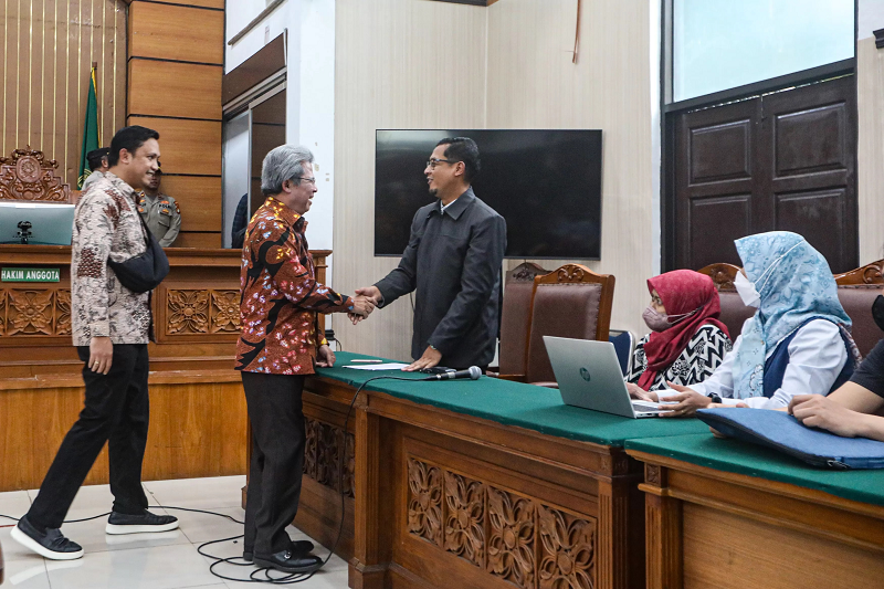 SALMAN TOYIBI/JAWA POS TERSANGKA: Kuasa hukum Sekjen PDI Perjuangan Hasto Kristiyanto, Maqdir Ismail, Todung Mulya Lubis dan Ronny Talapessy mengikuti sidang putusan praperadilan.