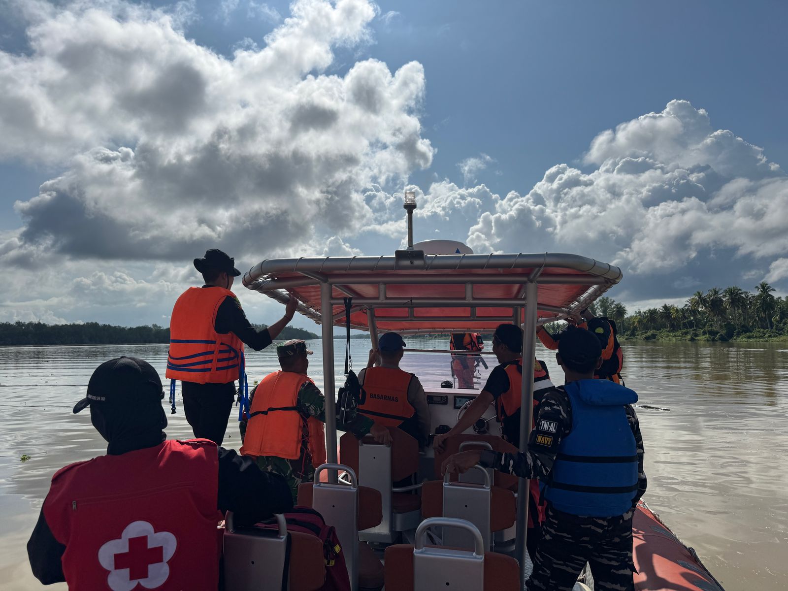 OPERASI SAR : Tim SAR gabungan menyisir sungai untuk mencari satu korban kecelakaan speedboat.