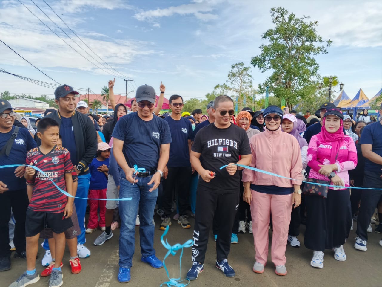 GUNTING PITA: Bupati Tana Tidung Ibrahim Ali didampingi Pjs Pimpinan Bankaltimtara Tideng Pale Ilham Akbar melepas peserta Harinya KTT Fun Walk Bankaltimtara, Minggu pagi (16/2).