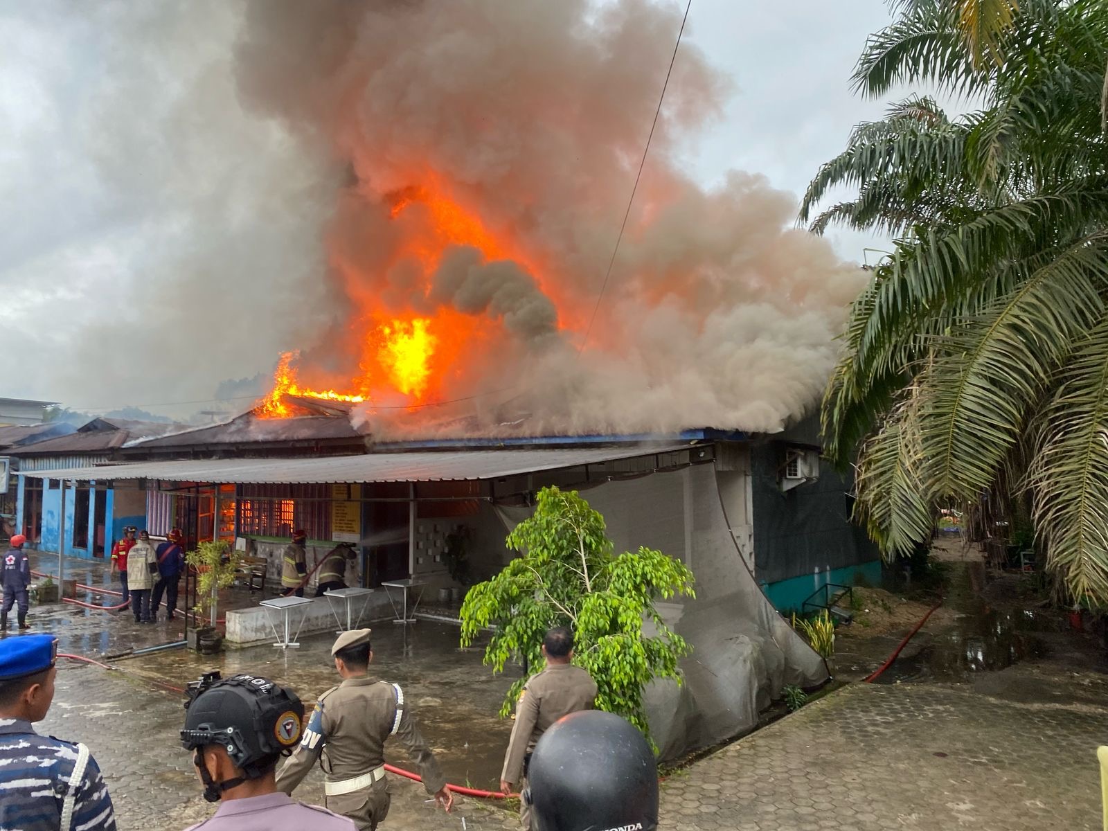 ELIAZAR/RADAR TARAKAN  TERBAKAR: Sekitar 7 bangunan yang terdiri dari tempat pertokoan dan warung makan di Jalan Panglima Batur, Kelurahan Pamusian habis terbakar pada Senin (17/2).