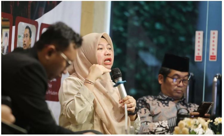 PAKAR: Pengajar hukum pemilu Universitas Indonesia Titi Anggraini (tengah). (FEDRIK TARIGAN/ JAWA POS)