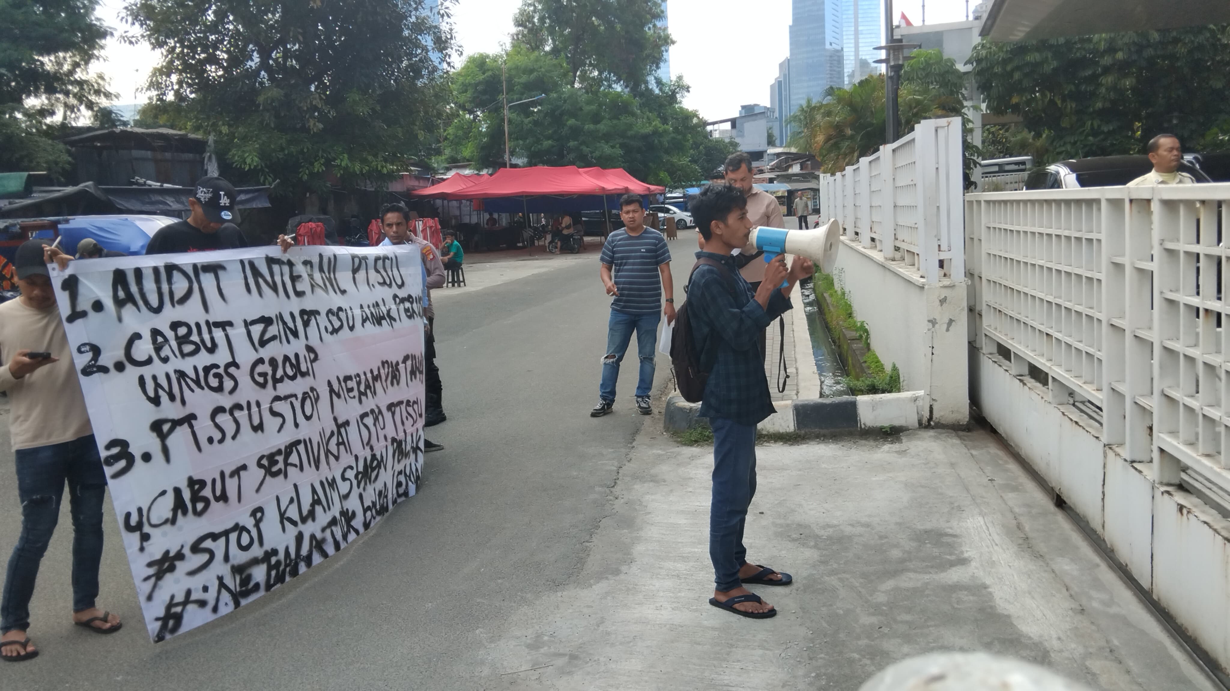 AKSI: Pelaksanaan aksi yang digelar oleh kelompok pemuda di depan Wisma GAWI di Jakarta. FOTO: ISTIMEWA