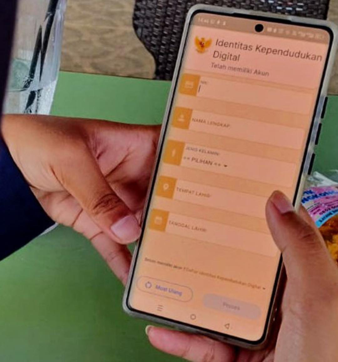 DIGITALISASI: Aktivasi IKD di Tana Tidung masih terus digenjot.(Foto: Sopian/Radar Tarakan)