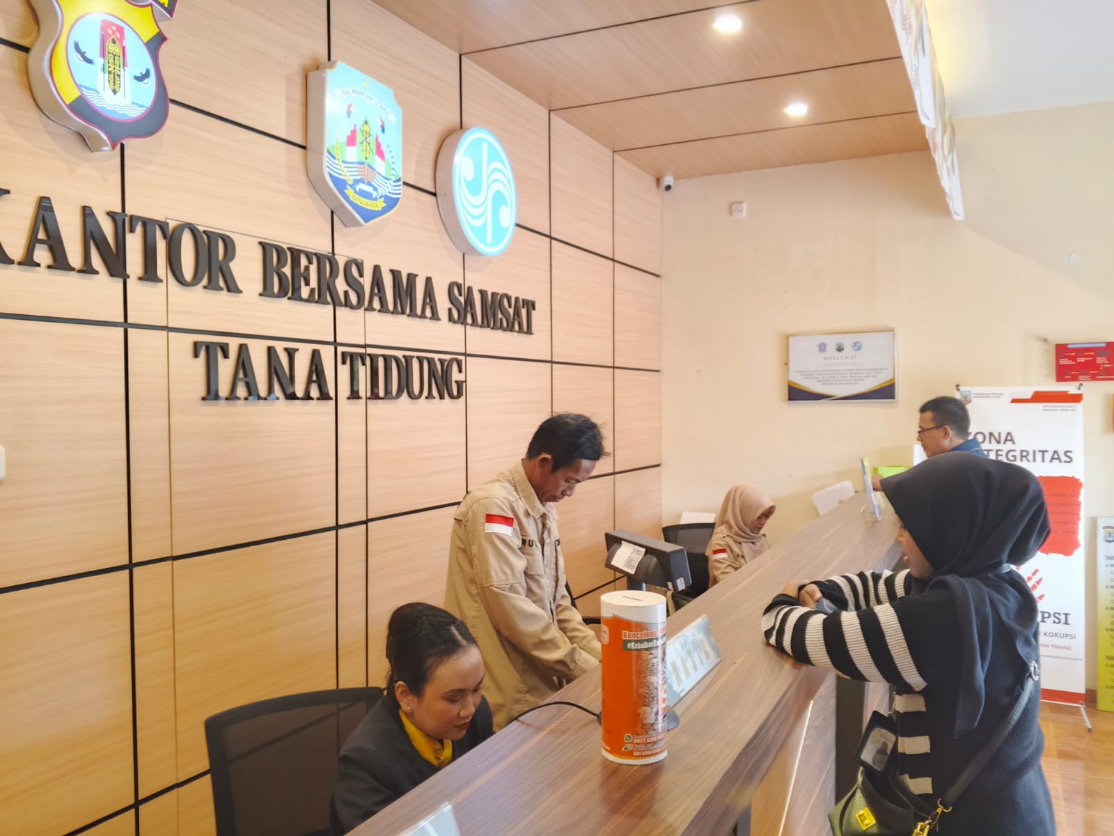 TAAT PAJAK: Layanan pajak kendaraan bermotor di Kantor Bersama Samsat Bapenda Tana Tidung..(Foto:SOPIAN/RADAR TARAKAN)