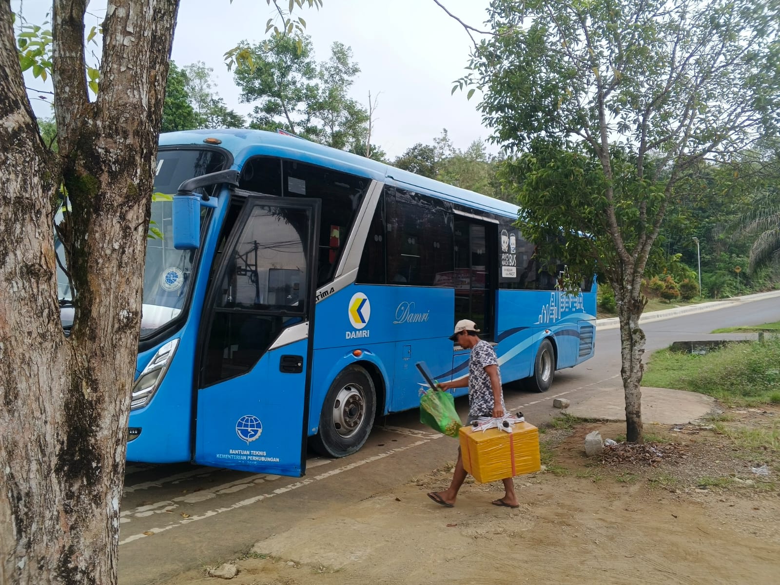 ALTERNATIF: Armada bus Damri dari Malinau singgah untuk menjemput penumpang di terminal bus Damri perintis di Tideng Pale. (Foto: Sopian/Radar Tarakan)