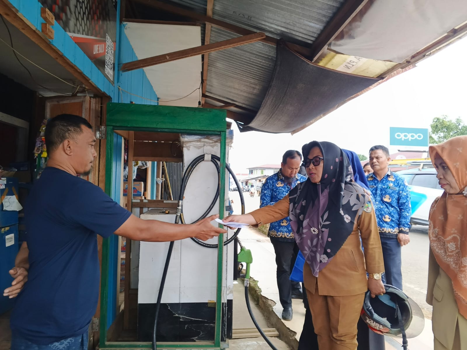 DILARANG: Disperindagkop bersama tim pengawasan menyerahkan surat edaran larangan berjualan BBM menggunakan pom mini.(FOTO: SOPIAN/RADAR TARAKAN)