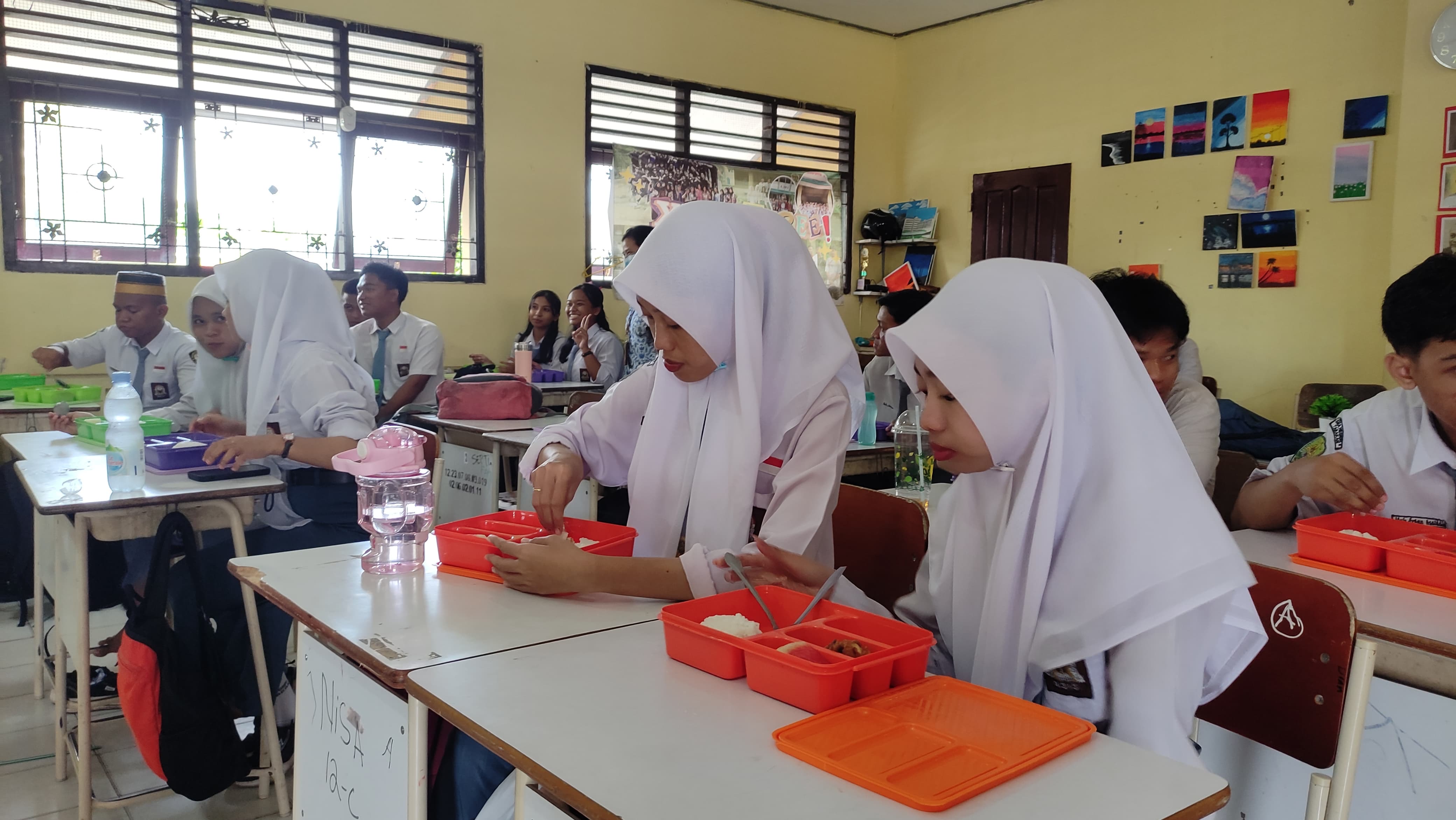 WILDAN/RADAR TARAKAN MBG : Siswa SMAN 3 Tarakan menikmati makanan bergizi gratis.