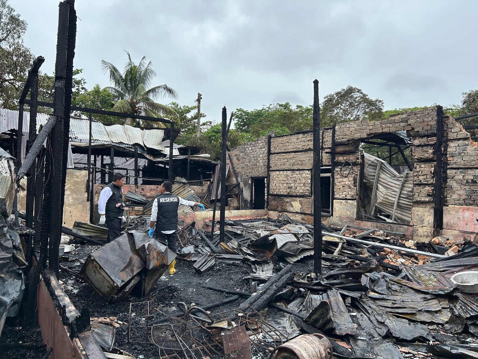 ELIAZAR/RADAR TARAKAN   TERBAKAR: Sekitar 7 bangunan yang terdiri dari tempat pertokoan dan warung makan di Jalan Panglima Batur, Kelurahan Pamusian habis terbakar pada Senin (17/2).