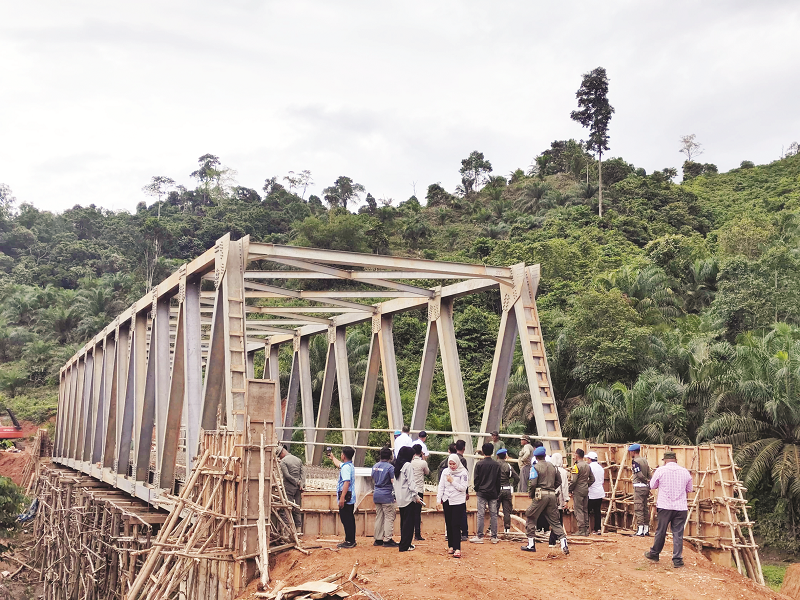 KP PENGHUBUNG KECAMATAN: Jembatan Sungai Tiwau di Desa Kepala Telake Kecamatan Long Kali sudah tersambung.