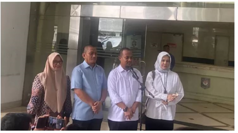 TES KESEHATAN: Gubernur dan Wakil Gubernur (Wagub) terpilih Sulawesi Selatan (Sulsel), Andi Sudirman Sulaiman-Fatmawati Rusdi di kantor Kemendagri, Jakarta, Senin (17/2). (Muhammad Ridwan/JawaPos.com)