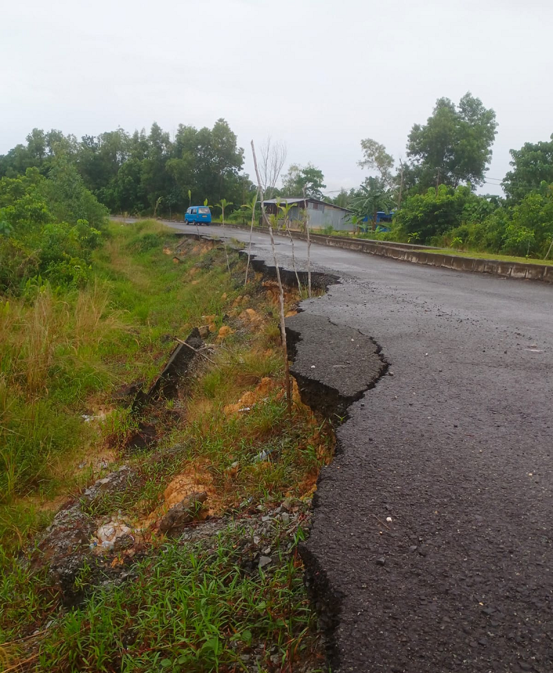DOK WARGA MAMOLO AMBLAS LAGI: Jalan penghubung menuju Kelurahan Mamolo, Nunukan Selatan longsor akibat hujan deras.