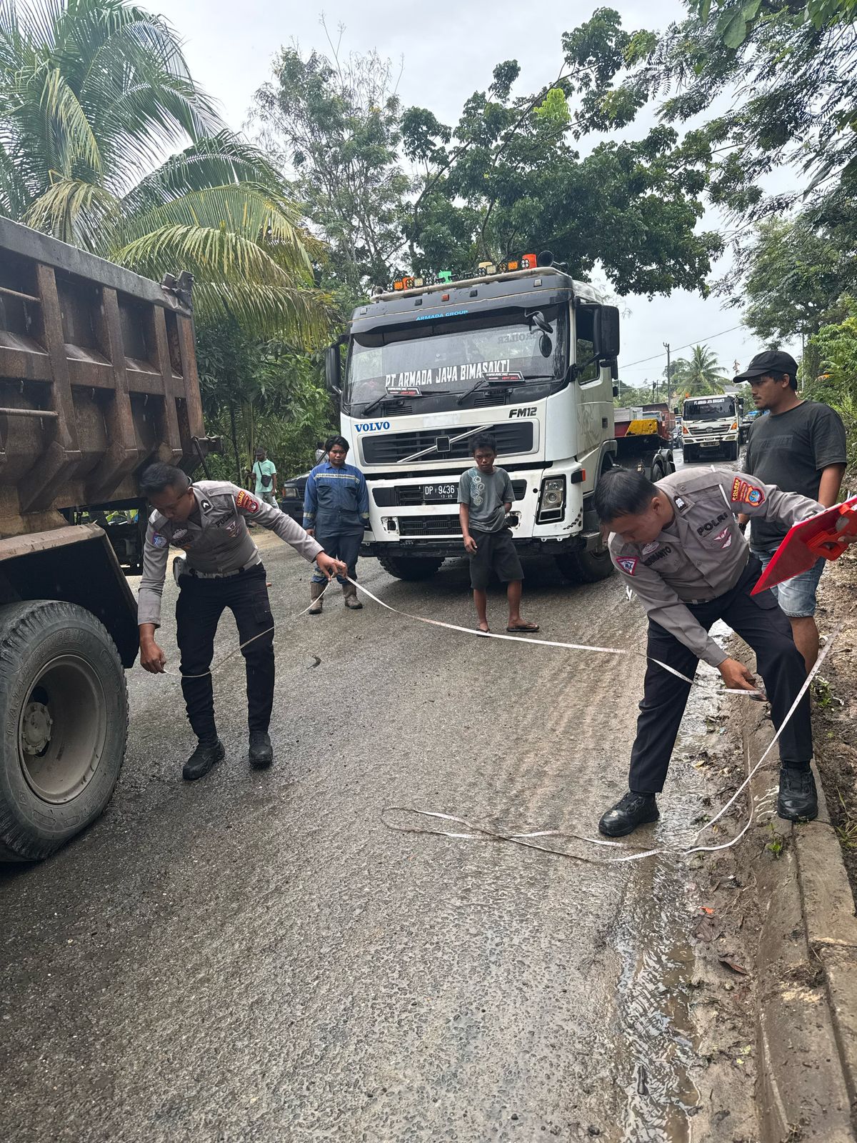 SATLANTAS POLRES TARAKAN  OLAH TKP : Personel Satlantas Polres Tarakan melakukan olah TKP di lokasi kejadian.