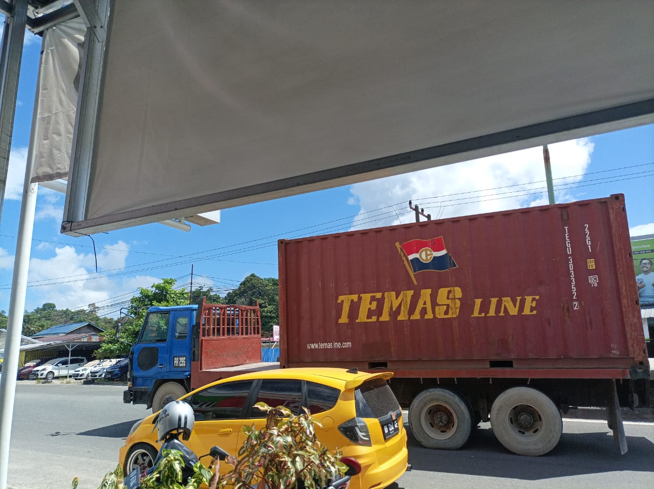 AGUS DIAN ZAKARIA/RADAR TARAKAN ILUSTRASI: Salah satu kendaraan industri truk gandeng yang melintas di Jalan protokol Tarakan