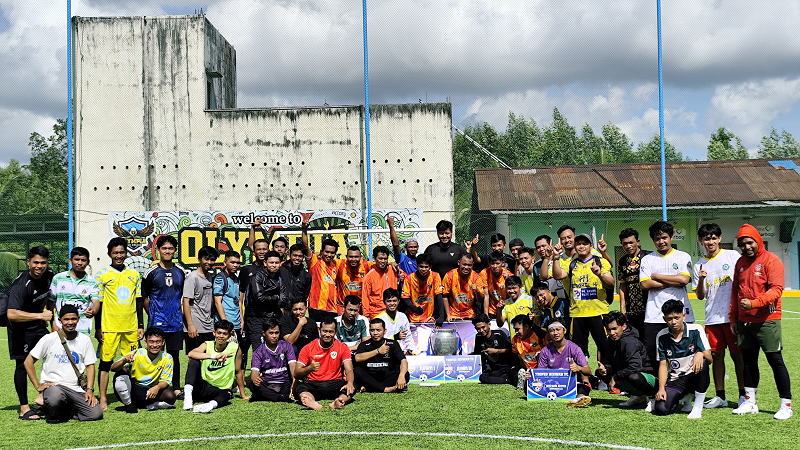 AJANG PERSAHABATAN: Para tim foto bersama usai turnamen futsal gelaran Ikhwan FC, Minggu (16/2).
