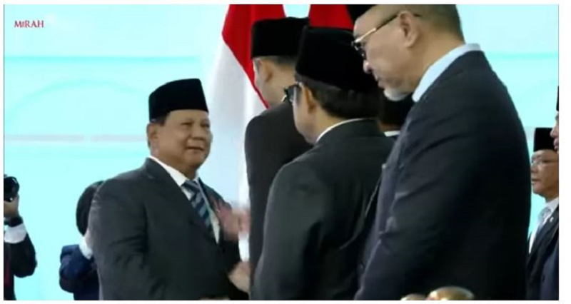 SAPA: Presiden Prabowo Subianto menyapa jajaran Kabinet Merah Putih sekaligus ketua umum partai politik seusai pelantikan kepala daerah serentak di Istana Negara, Jakarta, Kamis (20/2). (Istimewa).