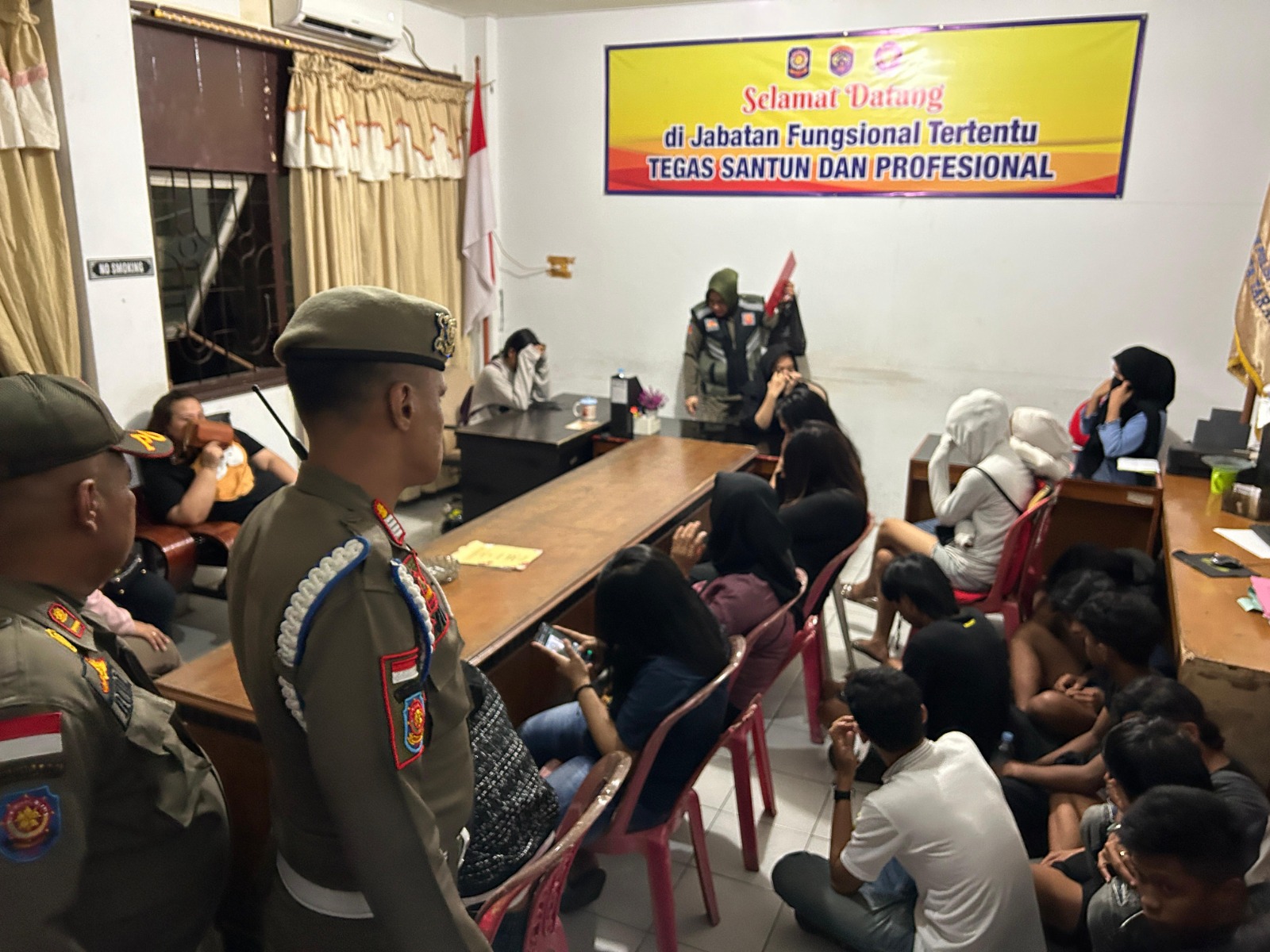 ELIAZAR/RADAR TARAKAN TIPIRING: Puluhan orang yang terjaring razia di malam Valentine dan tiga pasangan bukan pasutri dikenakan tipiring.