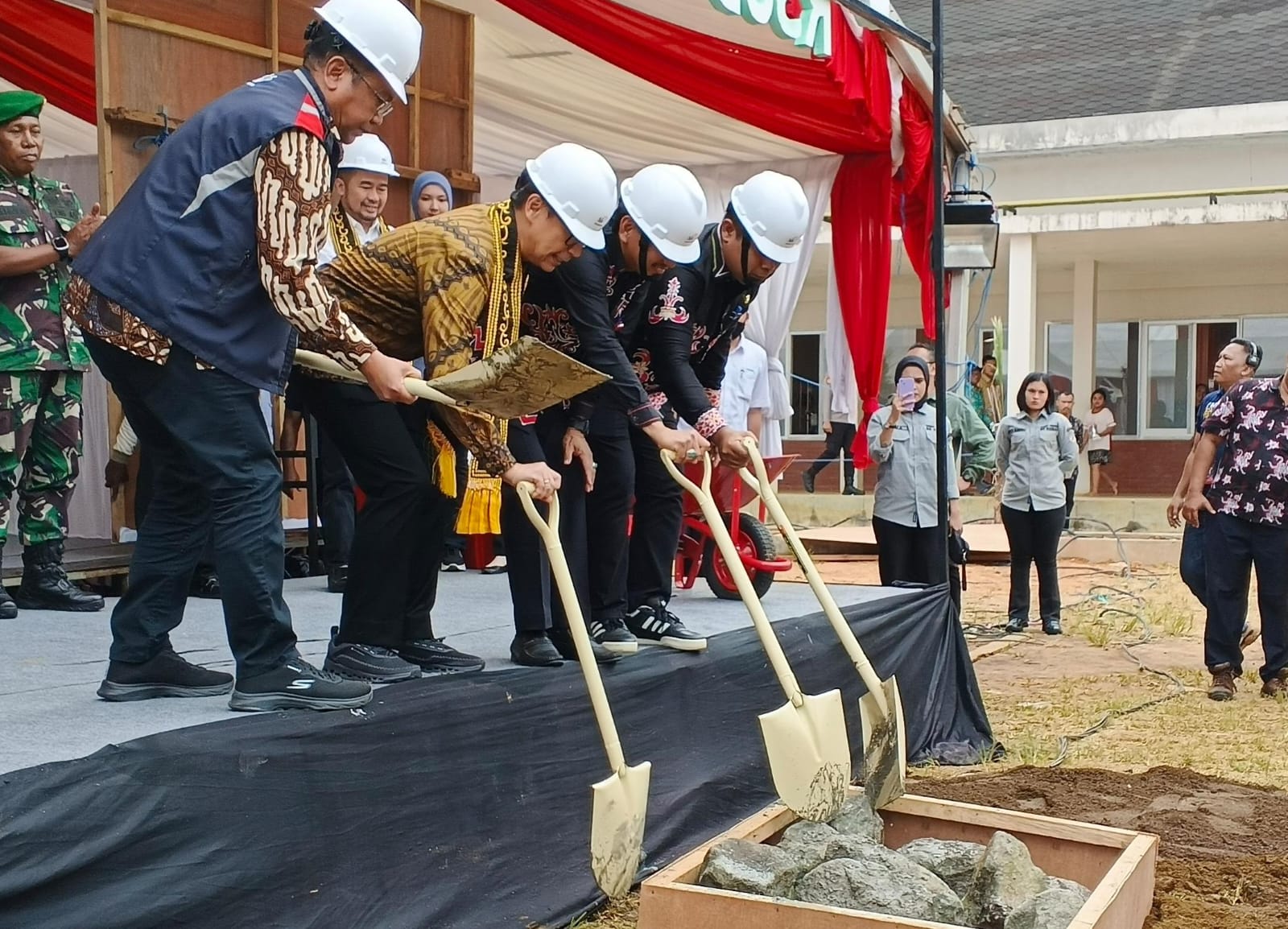 DIMULAI: Menteri Kesehatan RI, Budi Gunadi Sadikin, bersama Sekda Tana Tidung, Idham Nur, melakukan peletakan batu pertama pembangunan rumah sakit tipe C Akhmad Berahim. (FOTO: SOPIAN/RADAR TARAKAN)