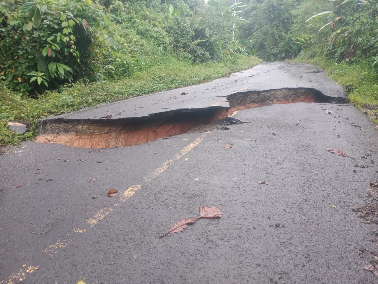 ISTIMEWA AMBLAS: Kondisi jalan poros nasional Malinau-Krayan yang amblas.