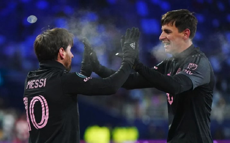 AFP/KYLE RIVAS RAIH KEMENANGAN: Dua pemain Inter Miami, Lionel Messi (kiri) dan Tadeo Allende (kanan), merayakan gol yang tercipta pada pertandingan leg pertama CONCACAF Champions Cup melawan Sportin