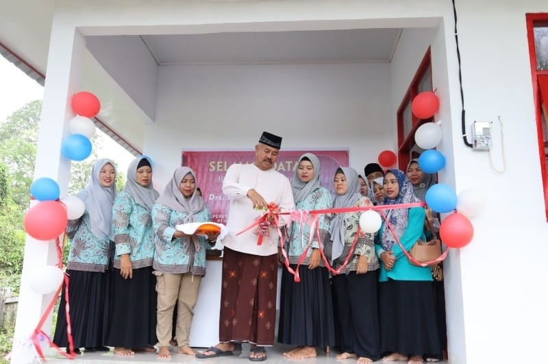 ISTIMEWA PERESMIAN: Bupati Kutai Kartanegara (Kukar) Edi Damansyah meresmikan Posyandu Bunga Rampai.