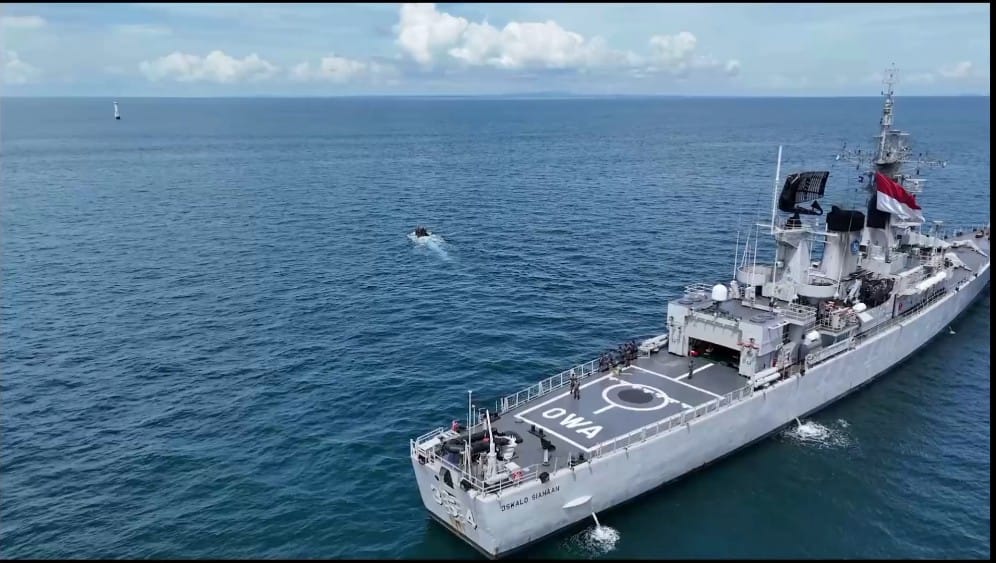 DOK LANAL NUNUKAN LAKUKAN PEMELIHARAAN: Sejumlah personel dari dua KRI yang melakukan patroli di perbatasan melakukan perawatan dan pemeliharaan Suar Karang Unarang.