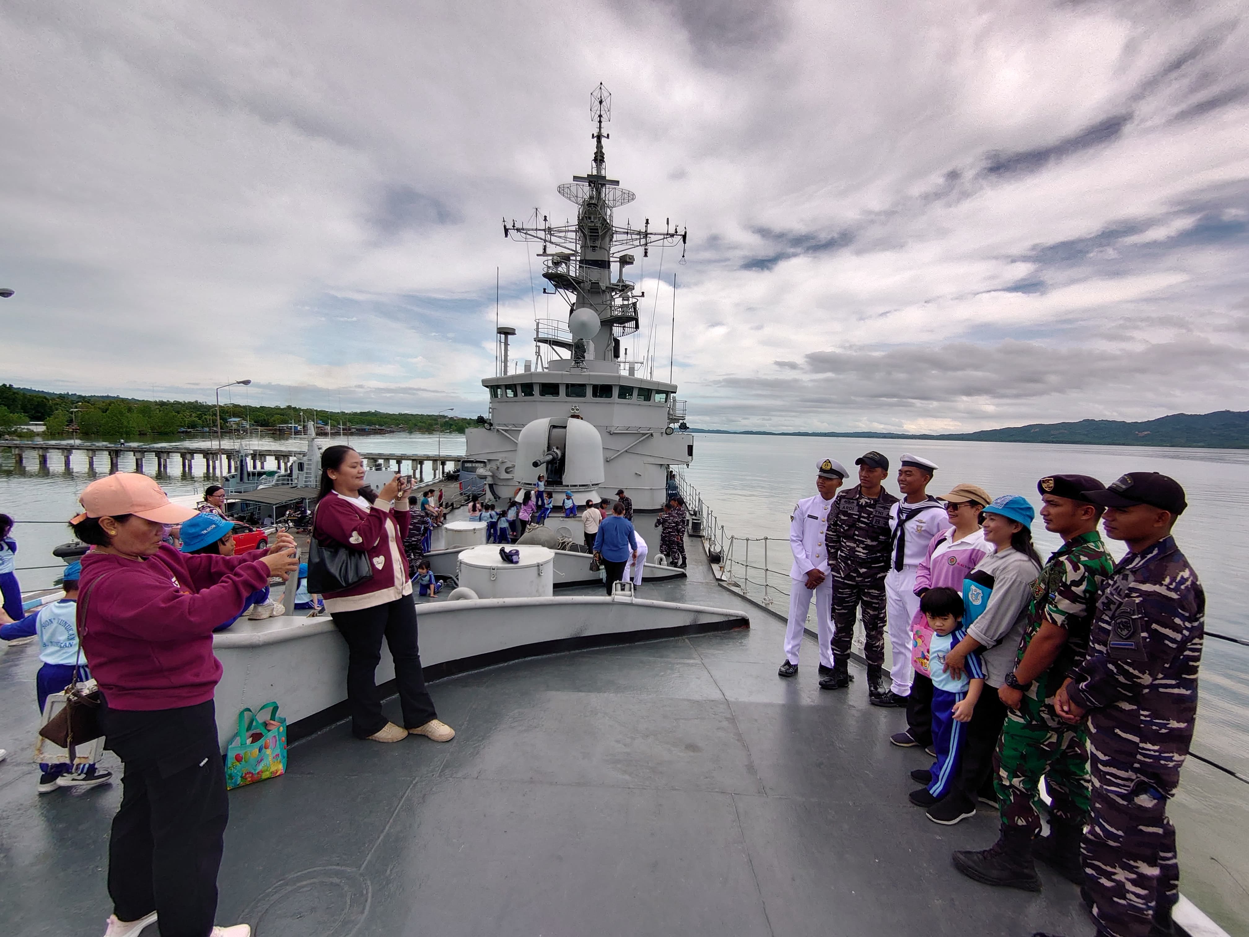 RIKO ADITYA/RADAR TARAKAN TEKNOLOGI KEBAHARIAN: Kapal perang KRI Oswald Siahaan (OWA) 354 saat bersandar di Mako Lanal.