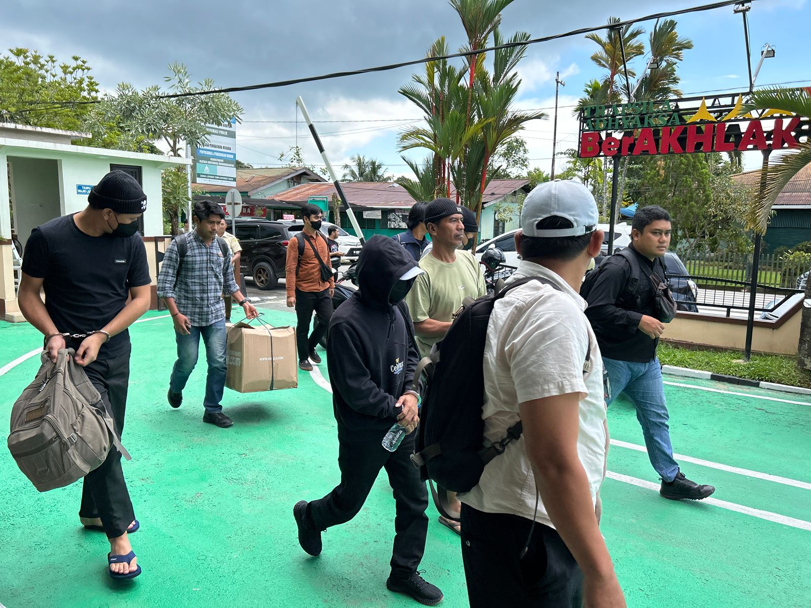 ELIAZAR/RADAR TARAKAN TAHAP DUA : Para tersangka yang dibawa oleh personel Ditresnarkoba Polda Kaltara ke Kejari Tarakan untuk proses tahap dua.