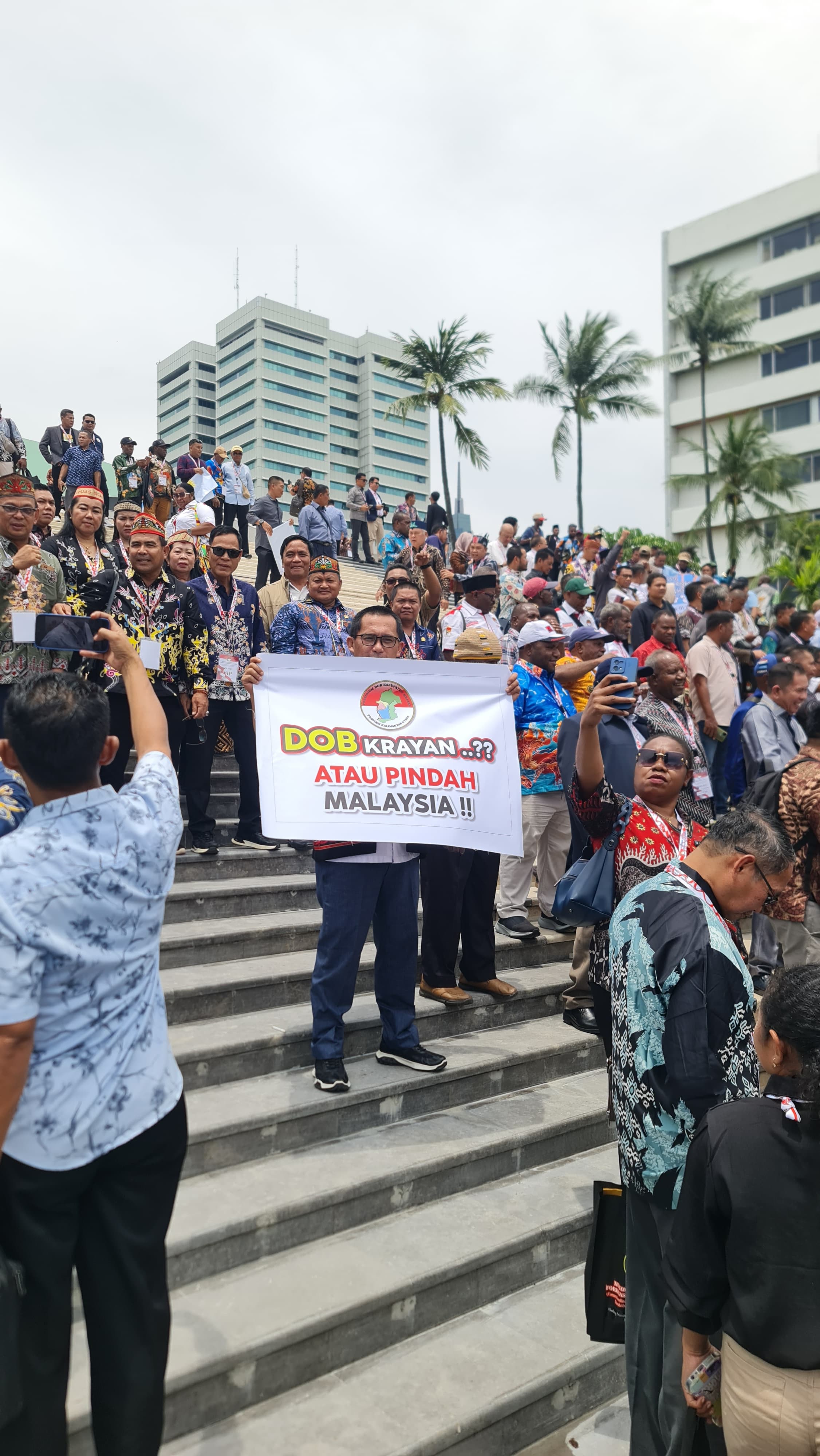 DOKUMENTASI GAT SUARAKAN DEKLARASI: Perwakilan Presidium DOB Krayan menyampaikan deklarasinya di depan gedung MPR/DPR RI.