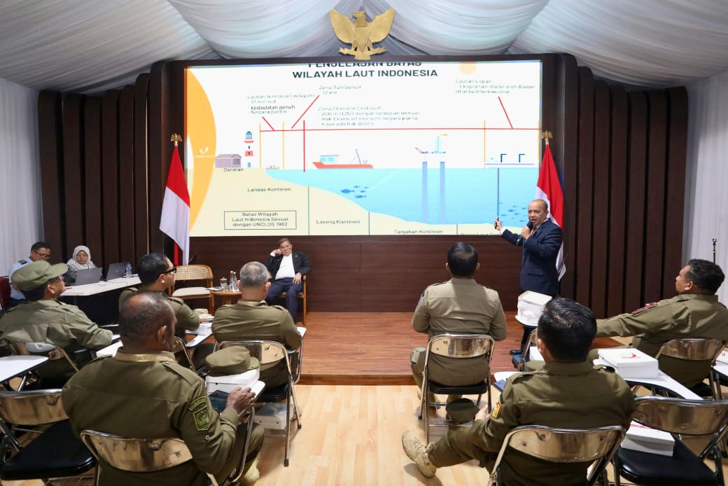 ISTIMEWA MENYIMAK : Para kepala daerah saat mendengarkan materi dalam agenda retreat kepala daerah di Magelang.