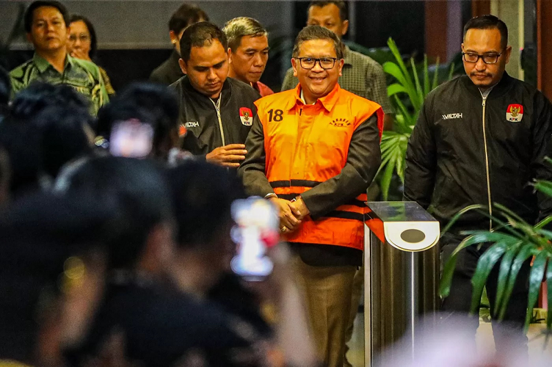 SALMAN TOYIBI/JAWA POS BUKA-BUKAAN: Sekjen PDI Perjuangan Hasto Kristiyanto mengenakan rompi oranye usai menjalani pemeriksaan di Gedung Merah Putih KPK, Jakarta, Kamis (20/2).