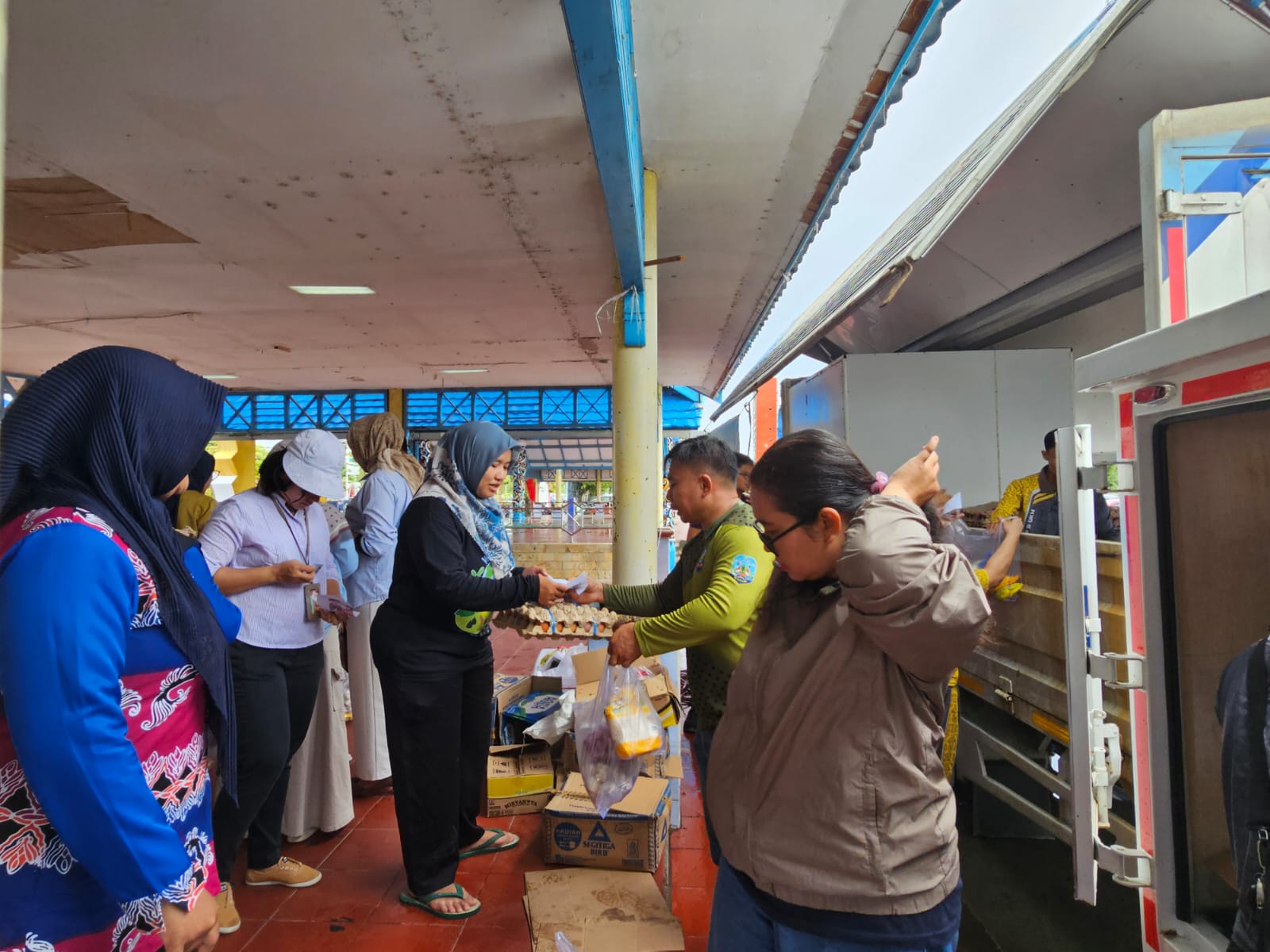 PASAR MURAH : Disperindagkop dan UKM Kaltara saat menggelar pasar murah untuk memastikan harga bahan pokok stabil selama Ramadan.