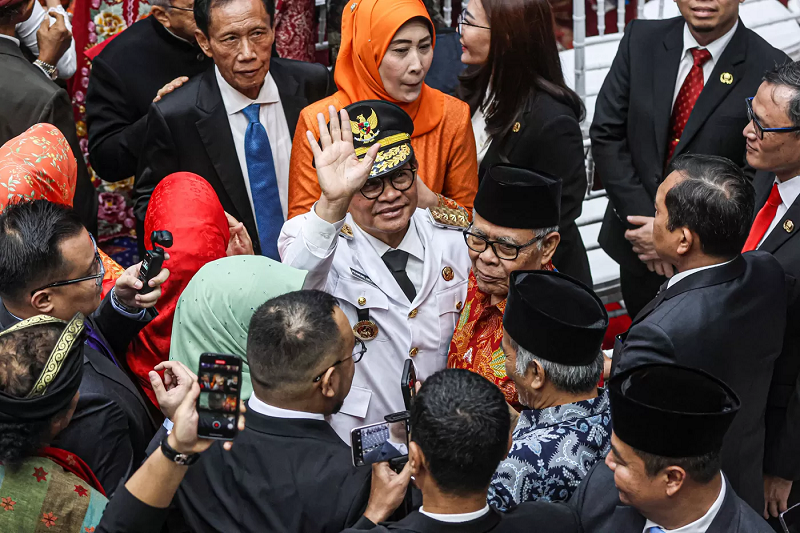 RESPONS: Gubernur DKI Jakarta Pramono Anung (tengah) melabaikan tangan saat sertijab di Balaikota Jakarta, Kamis (20/02/2025). (Hanung Hambara/Jawa Pos)