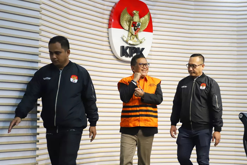 Dery Ridwansah/Jawa Pos DITAHAN: Sekjen PDI Perjuangan Hasto Kristiyanto mengenakan rompi oranye usai menjalani pemeriksaan di Gedung Merah Putih KPK, Jakarta, Kamis (20/2).