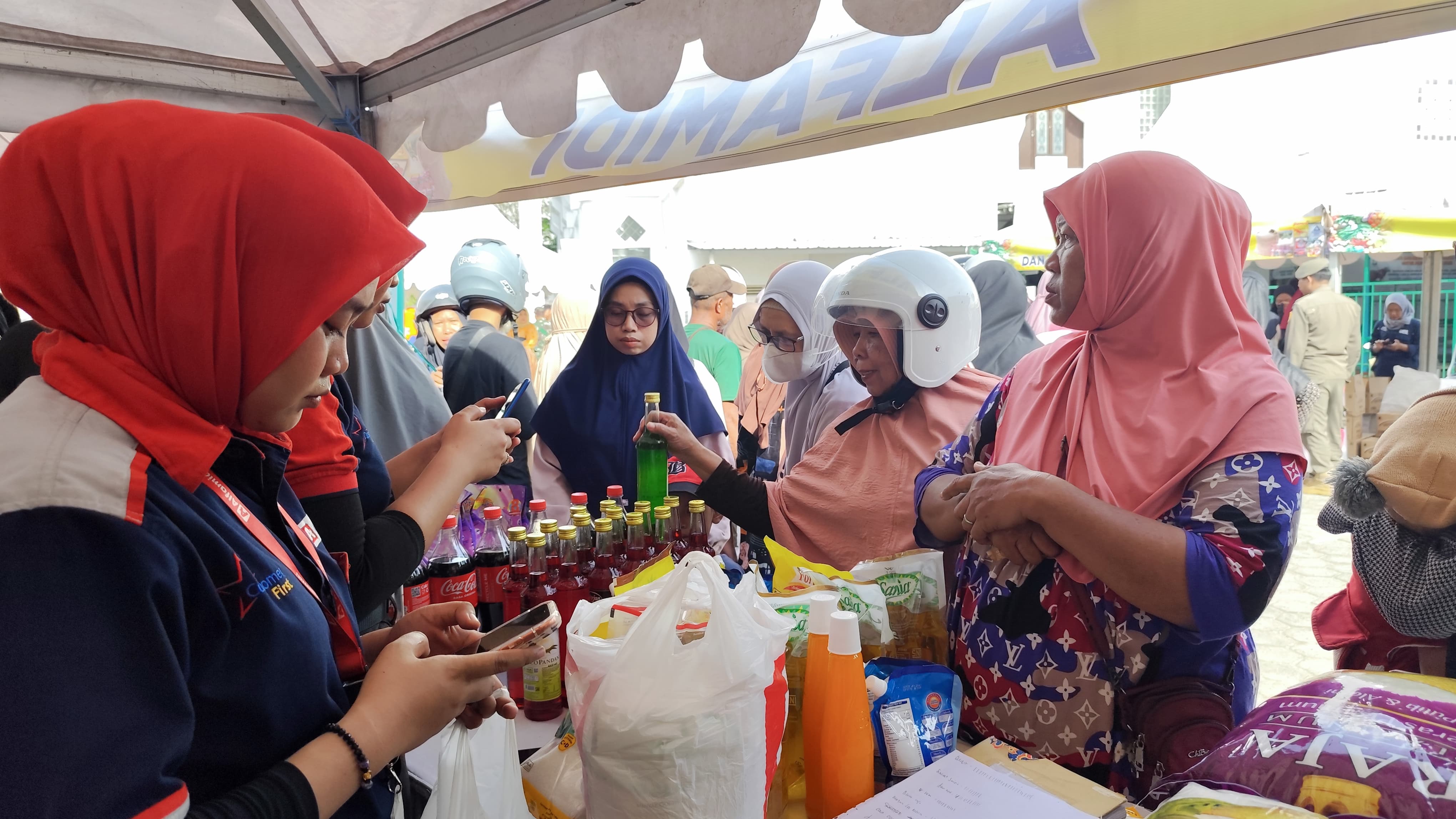 NATANAEL/RADAR TARAKAN DISERBU: Warga membeli sembako pada Gerakan Pangan Murah.