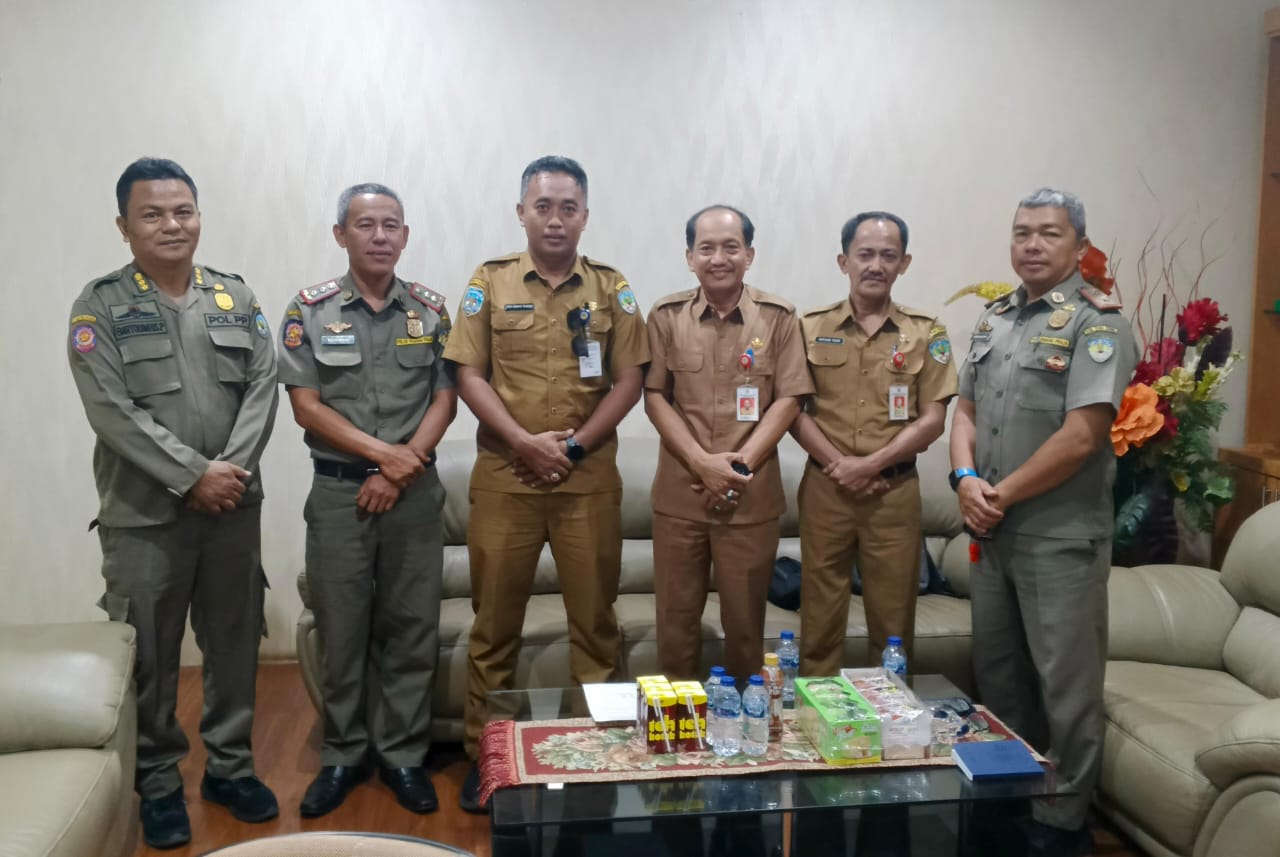 PENERTIBAN: Plt. Sekda Tana Tidung Idham Nur bersama peserta rapat melakukan foto bersama usai rapat.
