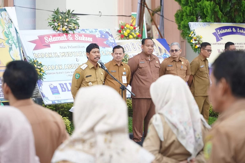 ISTIMEWA PERDANA: Wabup PPU, Abdul Waris Muin memimpin apel perdana di lingkungan Pemkab PPU.