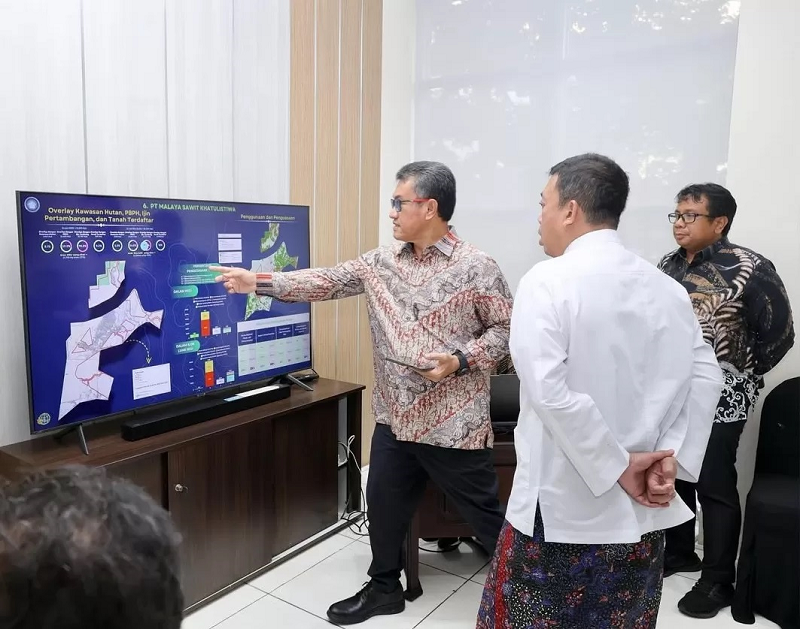 KP LIHAT DATA: Menteri ATR/Kepala BPN Nusron Wahid saat berkunjung ke Kantor Pertanahan (Kantah) Balikpapan, Sabtu (22/2).
