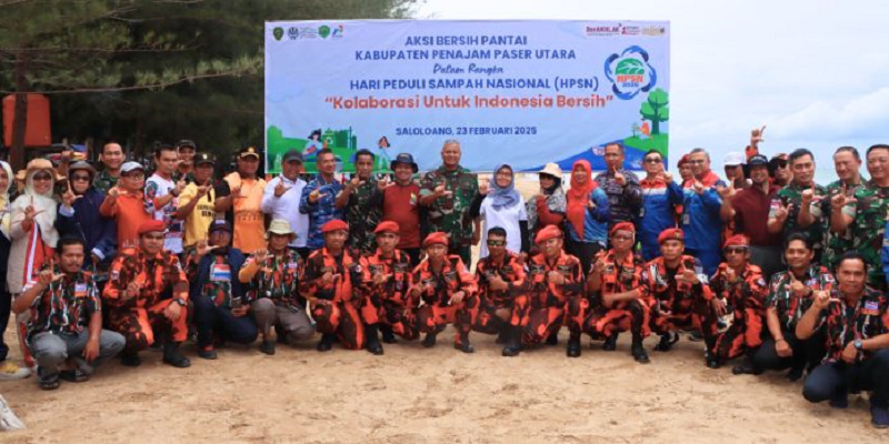 ISTIMEWA PERINGATI HPSN: Aksi memungut sampah dan membersihkan seputar kawasan pantai Tanjung Jumlah, Kelurahan Seloloang dilakukan dalam rangka memperingati HPSN.