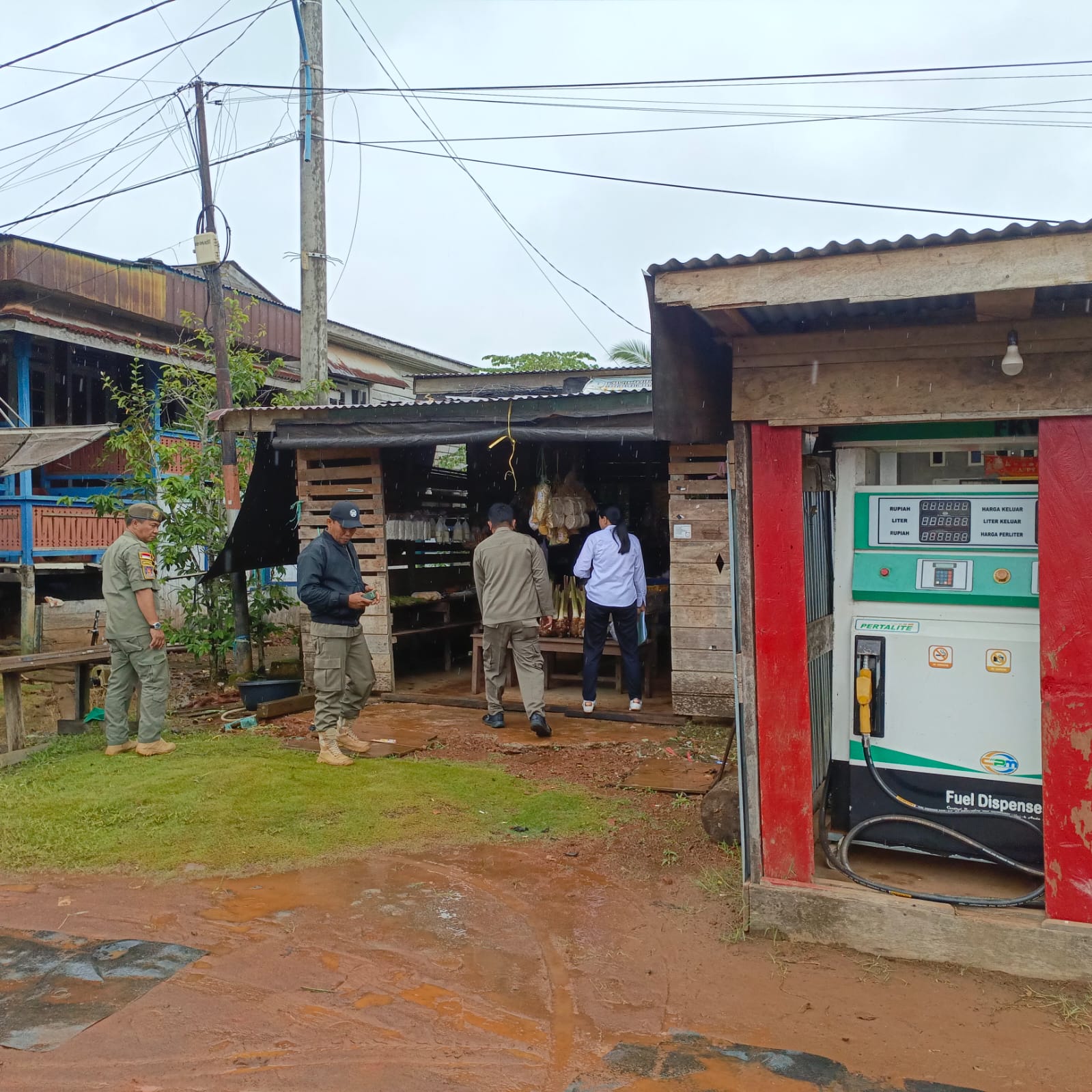 SIDAK: Tim Pengawas Distribusi BBM dan LPG 3 kg bersama Satpol PP kembali melakukan sidak Pertamini di Tideng Pale Timur.