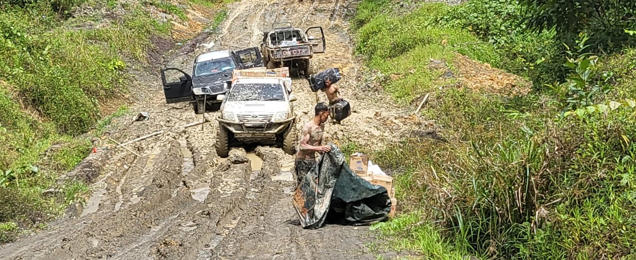 CAMAT KRAYAN SELATAN RUSAK PARAH : Kondisi jalan yang menjadi akses satu-satunya antara kecamatan di Krayan kondisi memprihatinkan yang berdampak pada distribusi barang.
