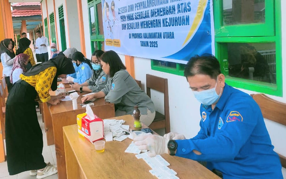 TES URINE: Dinkes dan BNN Kaltara melakukan ceka urine para pelajar di Sesayap Hilir.(Foto ISTIMEWA)
