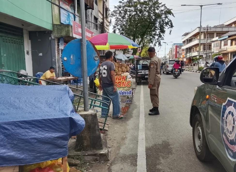 AGUS DIAN ZAKARIA/RADAR TARAKAN PENEGURAN: Petugas Satpol PP mengingat PKL Buah agar tidak berjualan di atas trotoar.