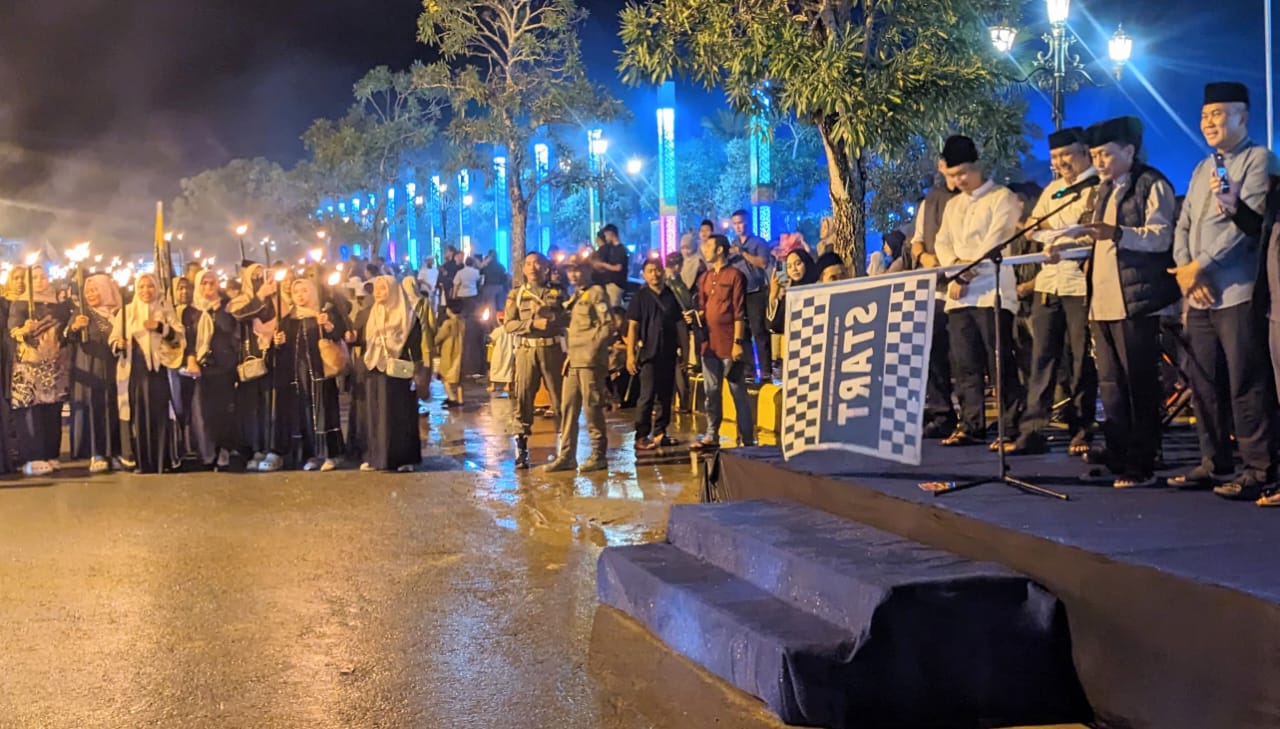DILEPAS: Plt Sekda Idham Nur melepas pawai obor sambut Ramadan, Rabu malam.