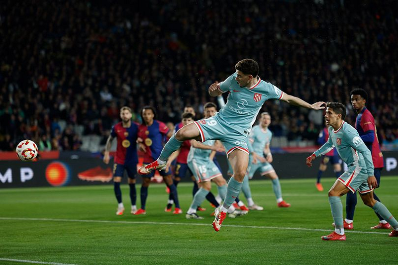 AP Photo/Joan Monfort HUJAN GOL: Momen gol Julian Alvarez di laga Barcelona vs Atletico Madrid, semifinal Copa del Rey 2024/2025.