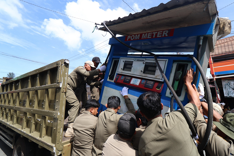 ANGGI PRADITHA/KP AKAN DIMUSNAHKAN: Petugas Satpol PP menaikkan ke truk pom mini milik pedagang BBM di kawasan Prapatan yang terjaring penertiban. Meski sempat ada perlawanan, aksi jalan terus.