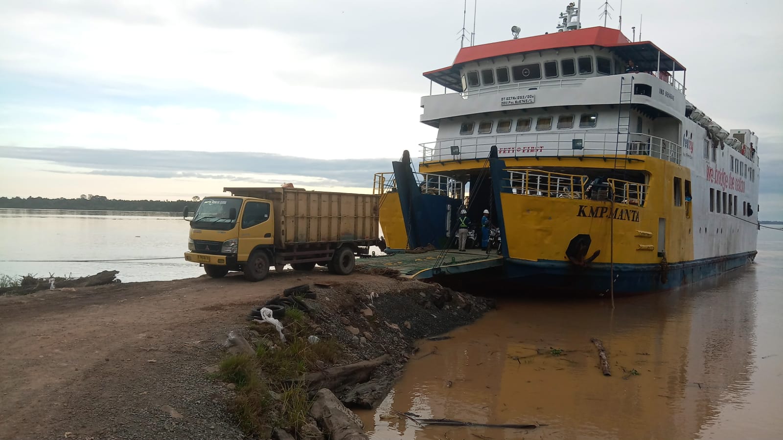TAK BEROPERASI: Plesengan pelabuhan Sebawang akan segera diperbaiki sebelum kapal pengganti KMP Manta II masuk.(FOTO: DISHUB KTT)