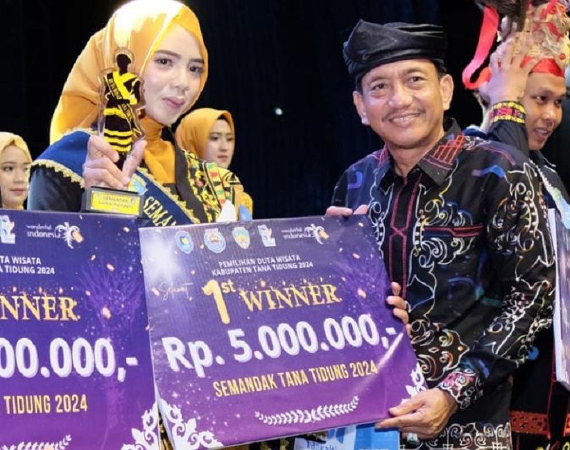 DUTA WISATA: Wiwin ketika dinobatkan sebagai Semandak Tana Tidung 2024 di momen Irau tahun lalu di Tideng Pale.(FOTO: ISTIMEWA)