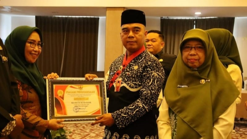 ISTIMEWA KOORDINASI: Asisten I Pemkab Kukar Akhmad Taufik Hidayat bersama Kepala Diarpus Kukar Aji Lina Rodiah pada acara Workshop dan Entry Meeting Pengawasan Kearsipan Internal.