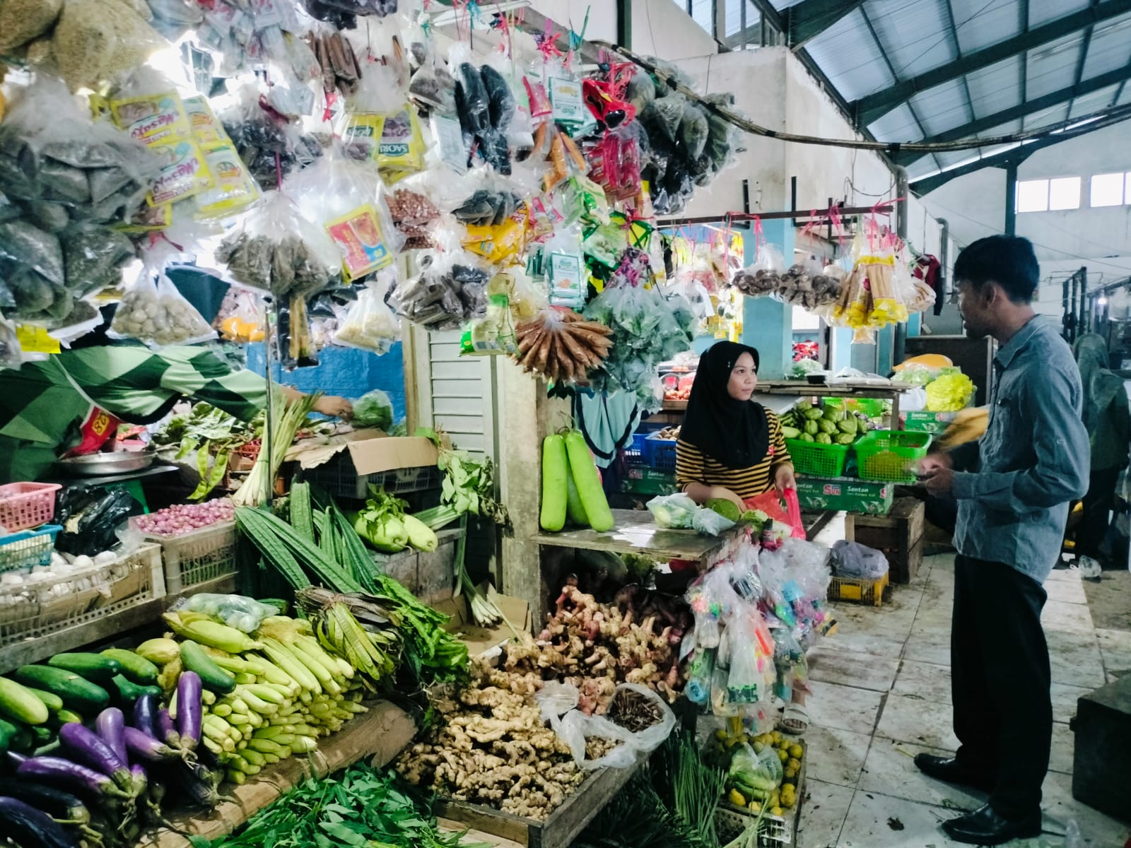 STABILITAS: Tim Unit Tipidter Satreskrim Polresta Bulungan melakukan pemantauan harga bahan pokok di Pasar Induk, Tanjung Selor.